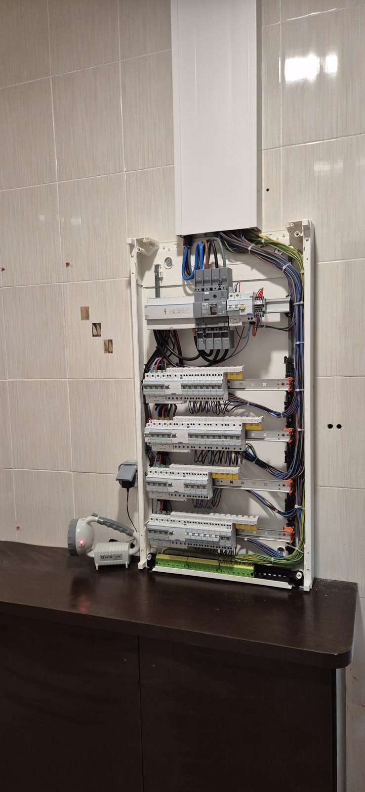 Câblage minutieux sous tableau